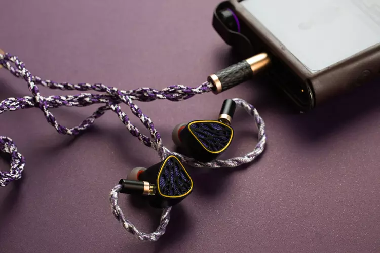 Kinera NOTT Phantom attached to a FiiO M15S DAP