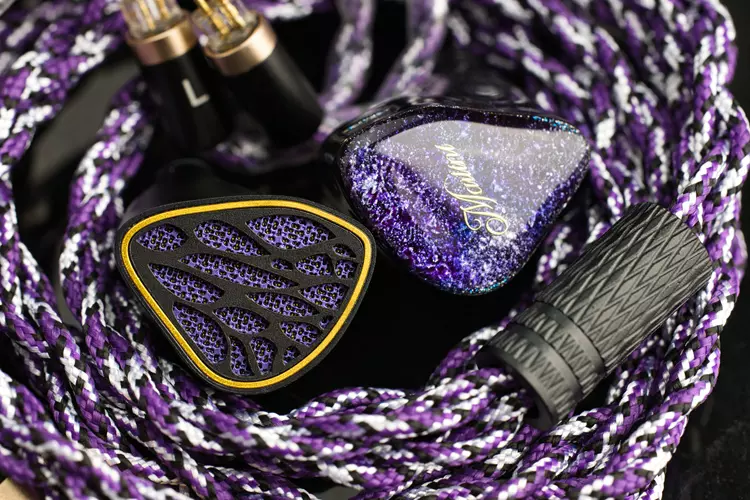 Kinera NOTT Phantom shell beside QoQ Martini Shell