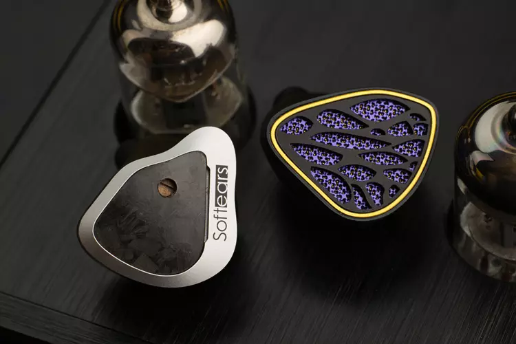 Kinera NOTT Phantom shell beside Softears Volume S shell