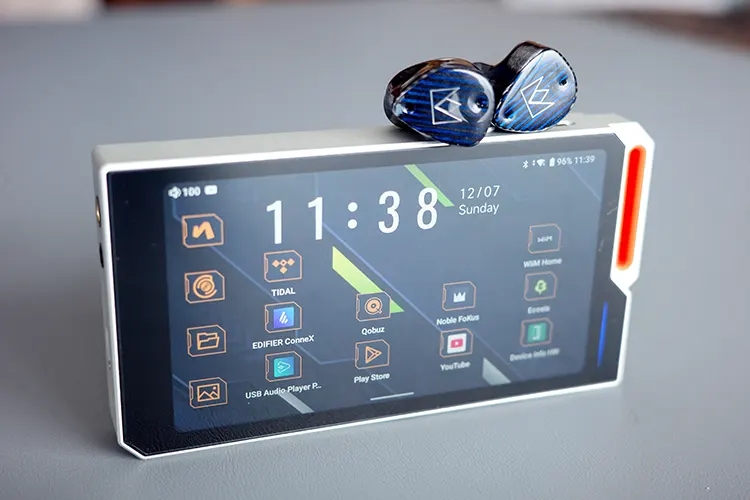 Noble FoKus Prestige Encore on top of HiBy R4 DAP