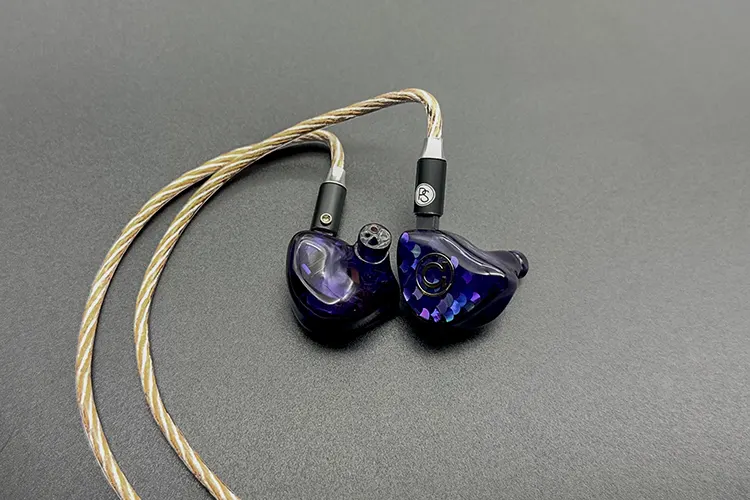 PLUSSOUND Hybrid XL connected to Alpha Omega Omega IEMs