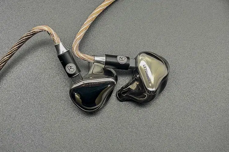 PLUSSOUND Hybrid XL connected to LETSHUOER Cadenza12 2024 IEMs