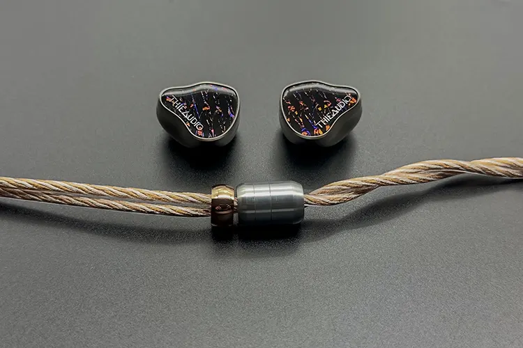 PLUSSOUND Hybrid XL connected to THIEAUDIO Valhalla IEMs