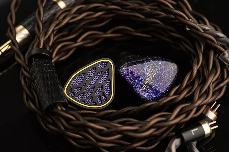 QoA Martini IEM beside Kinera NOTT Phantom