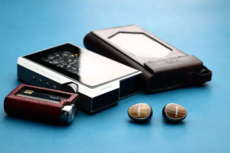 SIVGA Nightingale PRO beside 3 sources