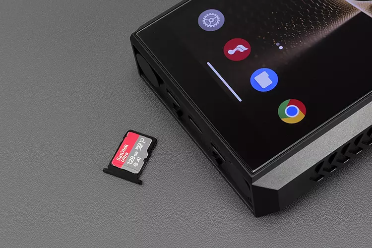 FiiO M27 beside microSD memory card