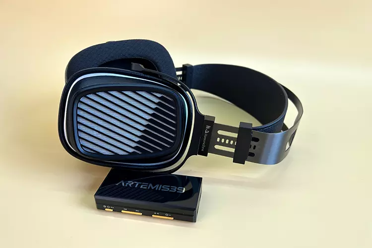 HarmonicDyne Romantic beside 7Hertz Artemis39 dongle DAC