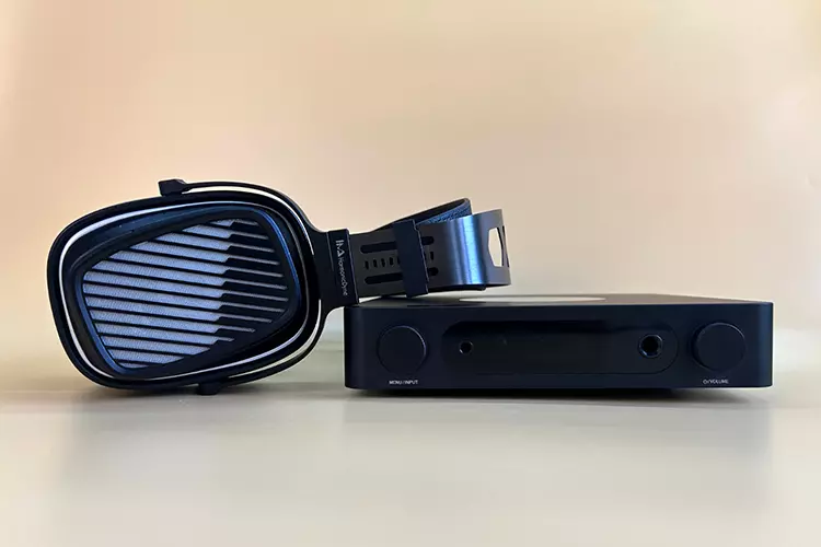 HarmonicDyne Romantic headphones beside a black amplifier