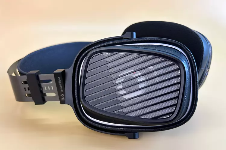 HarmonicDyne Romantic headphones close up