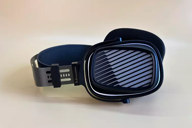 HarmonicDyne Romantic headphones side view