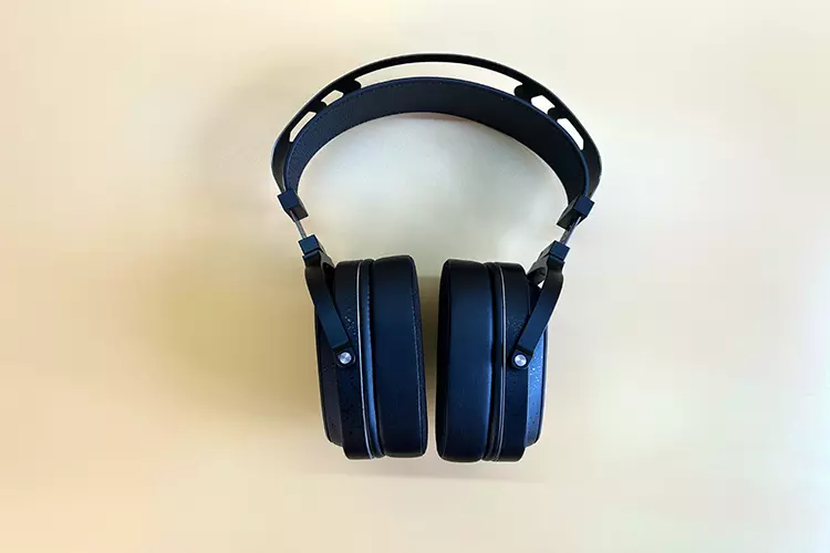 HarmonicDyne Romantic headphones top down pad view