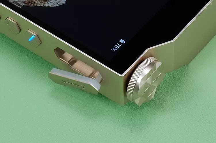 HiBy RS8 II DAP memory slot open