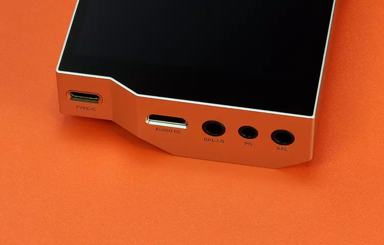 HiBy RS8 II ports on base panel