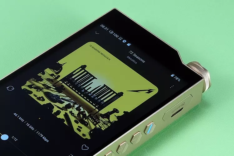 HiBy RS8 II screen and top of DAP