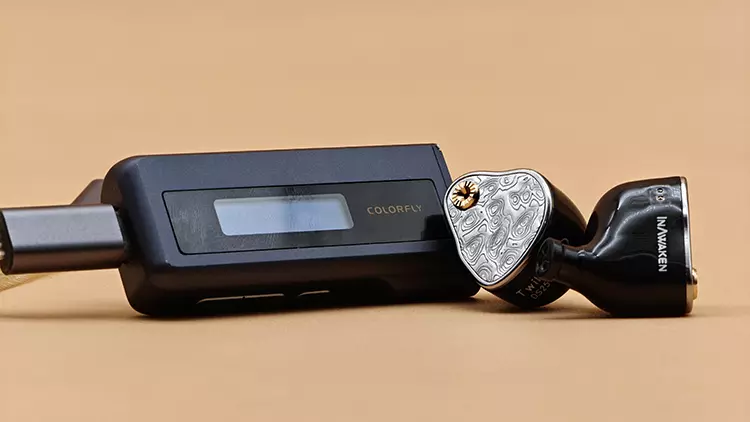 INAWAKEN Twilight-DS beside the Colorfly CDA-M2 dongle