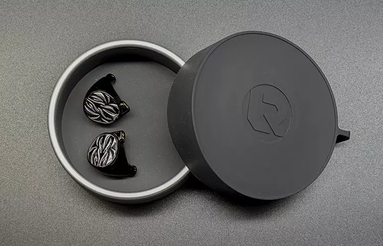 LETSHUOER Ember shells inside their carry case