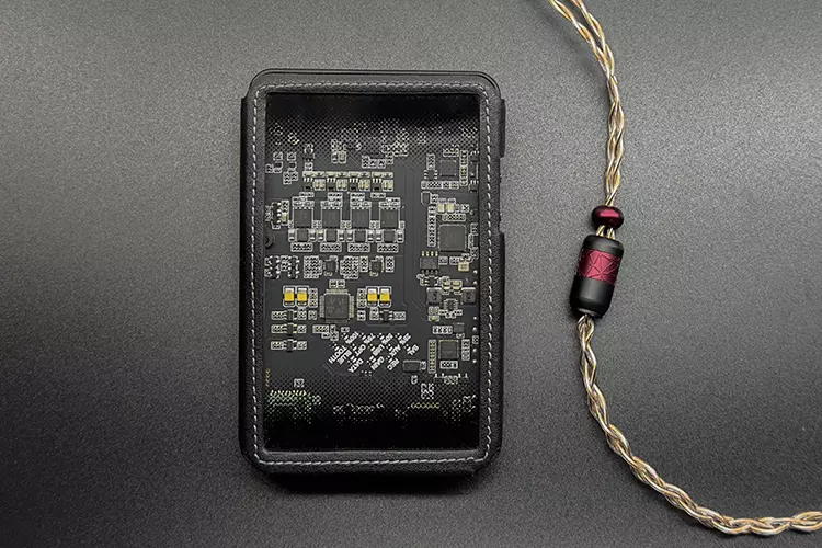 PLUSSOUND Palladium Fusion Hybrid cable beside Questyle portable amplifier