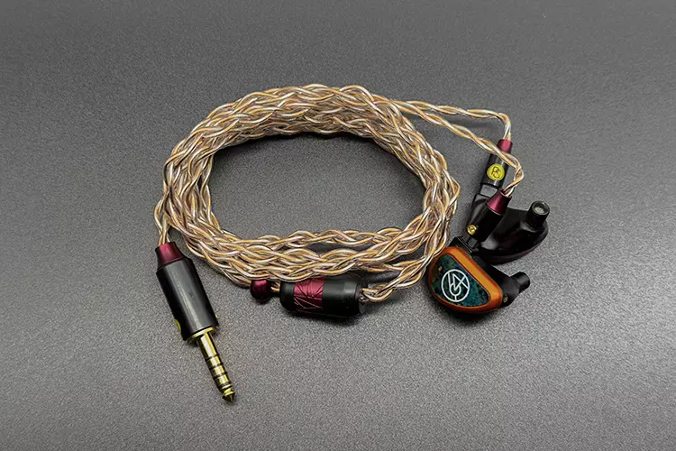 PLUSSOUND Palladium Fusion Hybrid cable connected to 64 Audio Fourte
