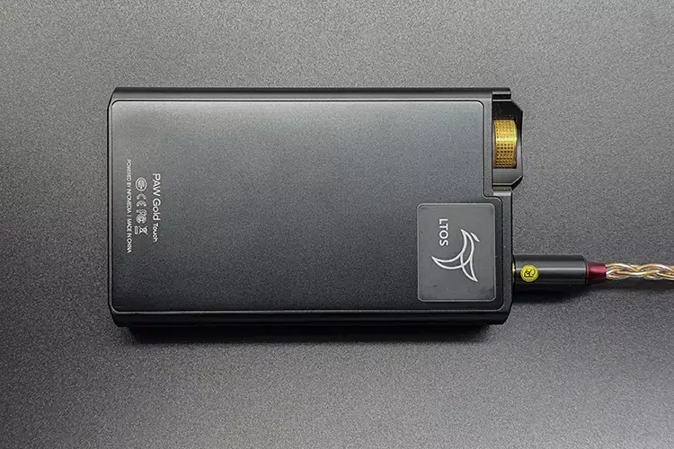 PLUSSOUND Palladium Fusion Hybrid cable connected to Lotoo PAW Gold Touch