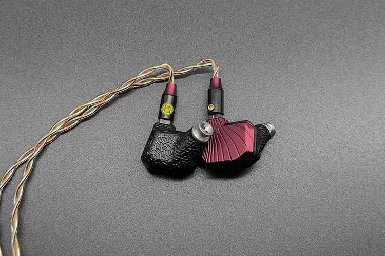 PLUSSOUND Palladium Fusion Hybrid cable connected to SONORA SE