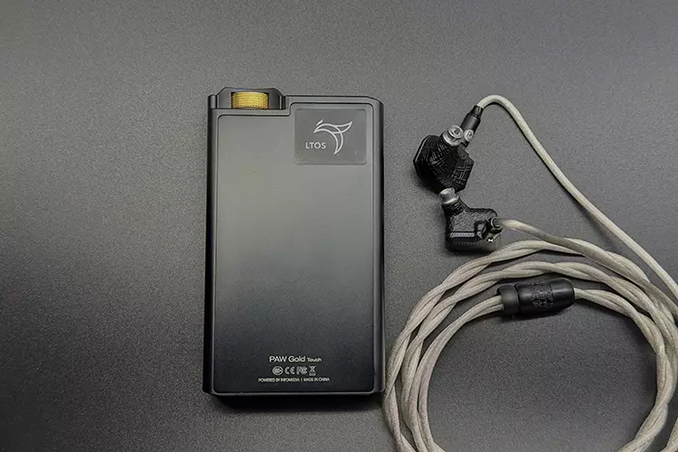 PLUSSOUND VOLTA SE beside Lotoo PAW Gold Touch DAP