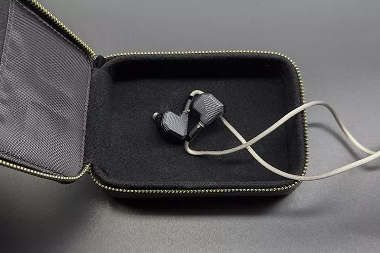 PLUSSOUND VOLTA SE shelsl and cable in open case