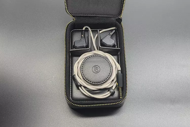 PLUSSOUND VOLTA SE shells and cable inside carry case