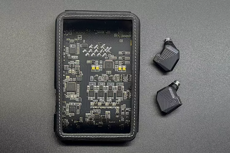 PLUSSOUND VOLTA SE shelsl beside Questyle portable amplifier