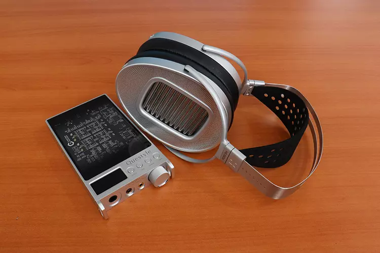 Questyle SIGMA Pro beside HIFIMAN HE1000 Unveiled headphones