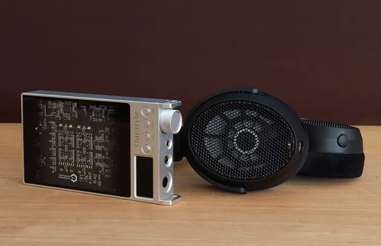 Questyle SIGMA Pro beside Sennheiser HD 490 PRO Plus