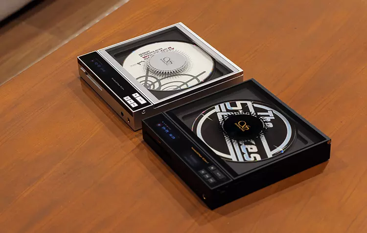 Shanling EC Zero AKM beside EC Zero T from the side