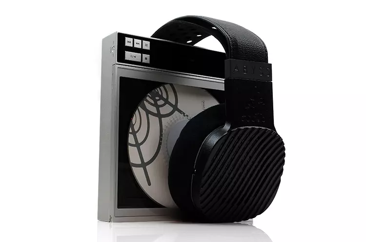 Shanling EC Zero AKM with the ABYSS JOAL headphones on top