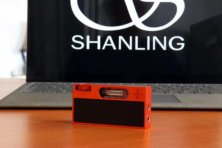 Shanling UA7 in front of laptop