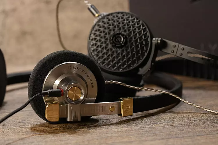 Zaylli LYRÖ beside ROSESELSA Distant Mountain headphones