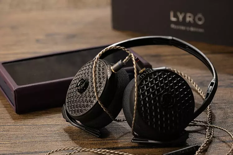 Zaylli LYRÖ beside Shanling M7T DAP