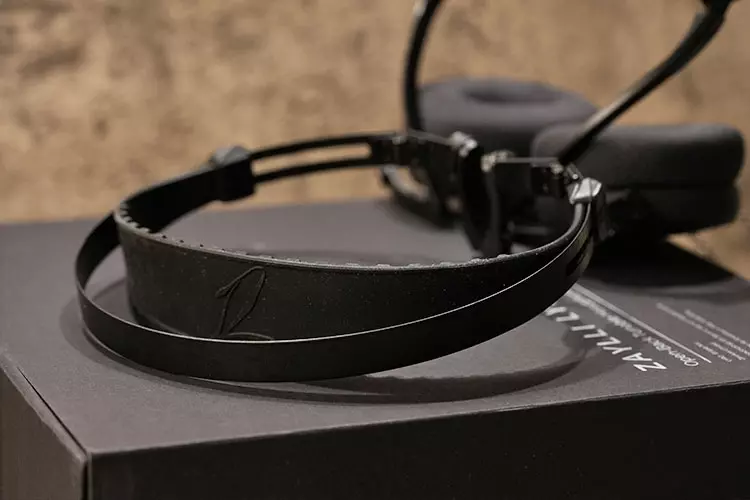 Zaylli LYRÖ headband closeup