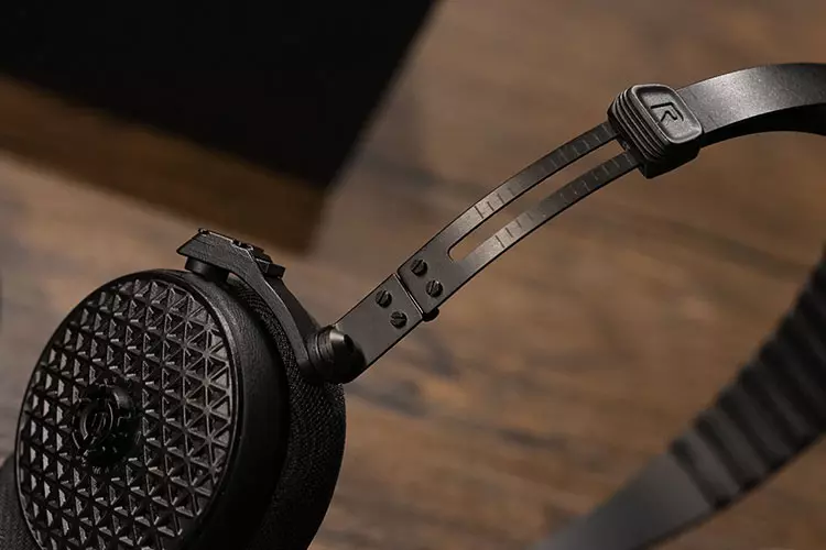 Zaylli LYRÖ headband upright closeup