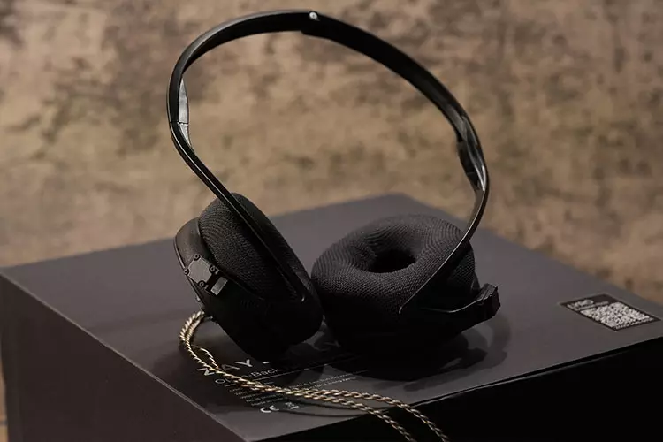 Zaylli LYRÖ upright on its box showing black ear pads