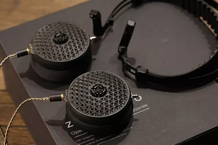 Zaylli LYRÖ with headband detached