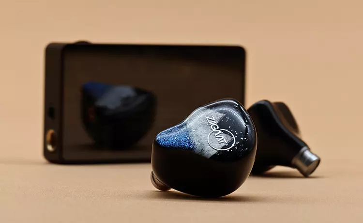 ZiiGaat Horizon in front of Heartfield R1 dongle DAC