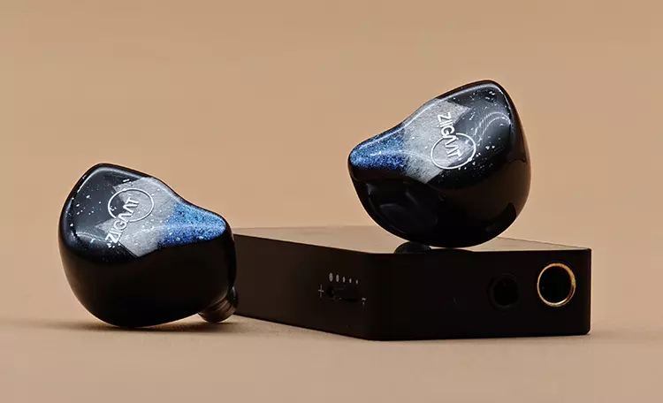 ZiiGaat Horizon shells on top of Heartfield R1 dongle DAC