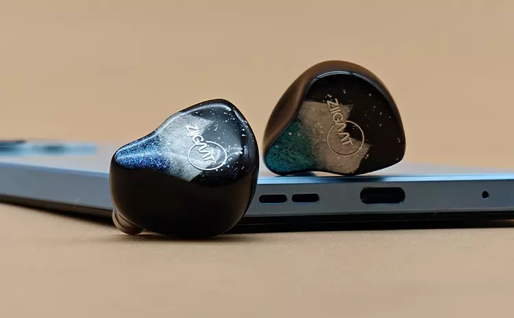 ZiiGaat Horizon shells on top of a blue smartphone