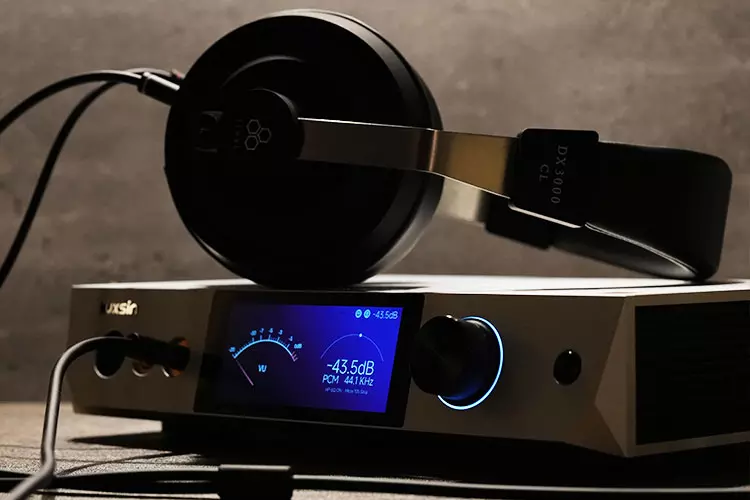 final DX3000 CL on top of Luxsin X9 amplifier