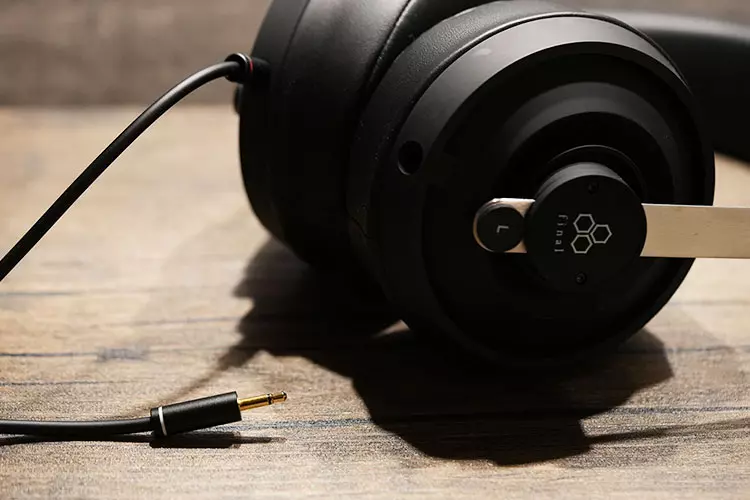 final DX3000 CL stock cable connected to the headphones