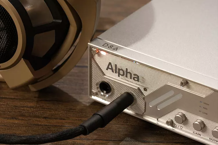 D&A Alpha connected to the Sennheiser HD 800s headphones