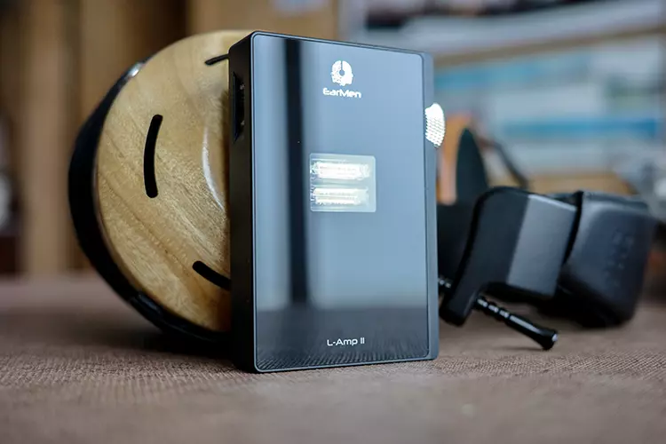 EarMen L-Amp MK2 in front of ZMF Eikon