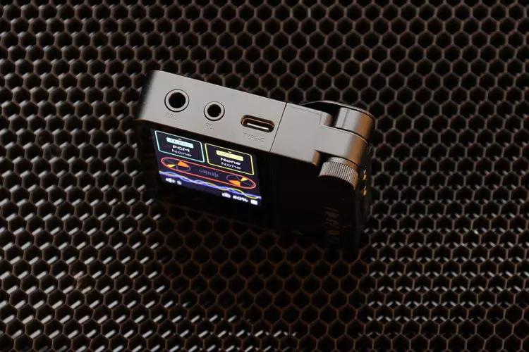 HiBy W4 top panel ports