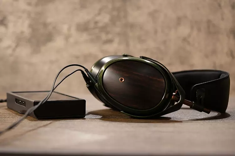 Meze Audio Strada beside HiBy R6Pro Max DAP