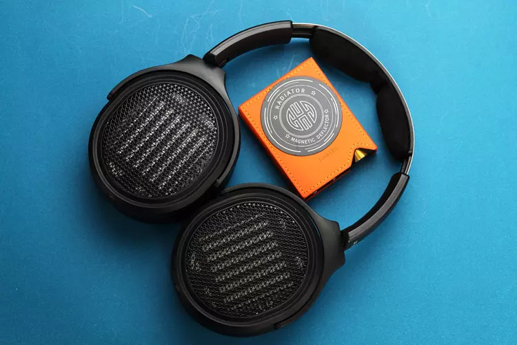 ONIX XM2 in the middle of the FiiO JT7 headphones