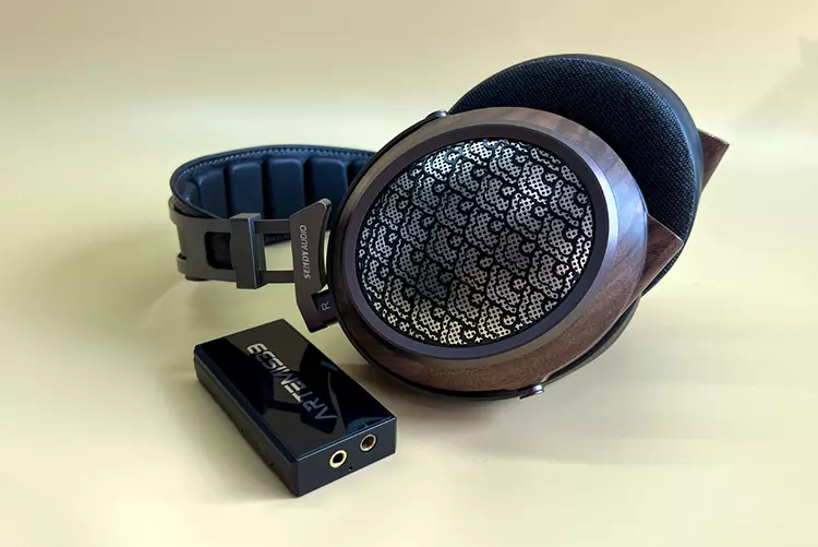 Sendy Audio Egret beside 7Hz Artemis39 dongle